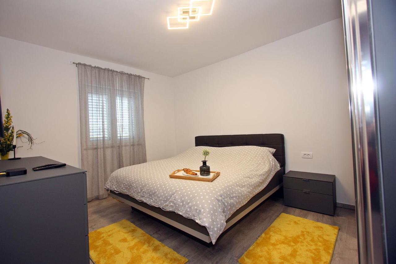 Apartment Petra Supetar Bagian luar foto