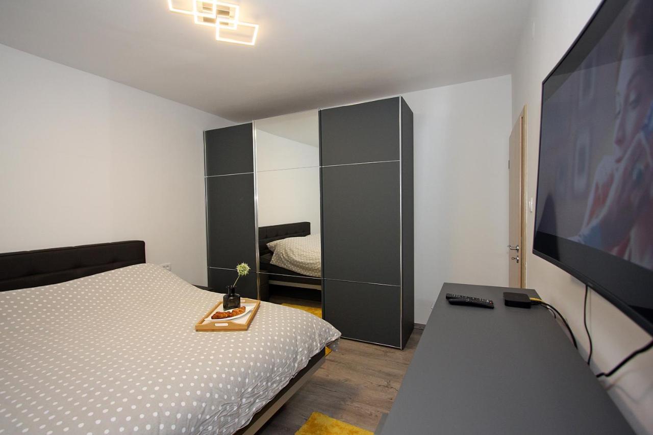 Apartment Petra Supetar Bagian luar foto