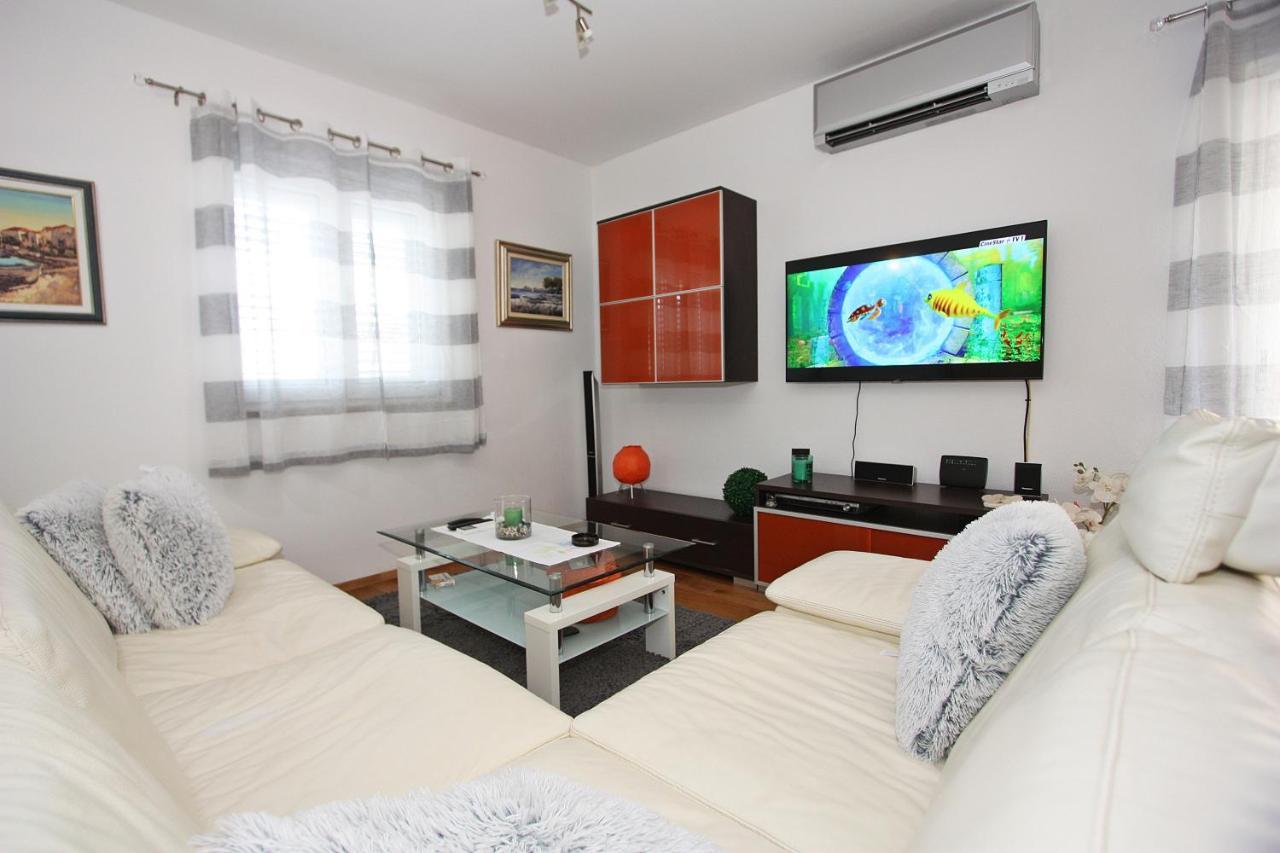 Apartment Petra Supetar Bagian luar foto