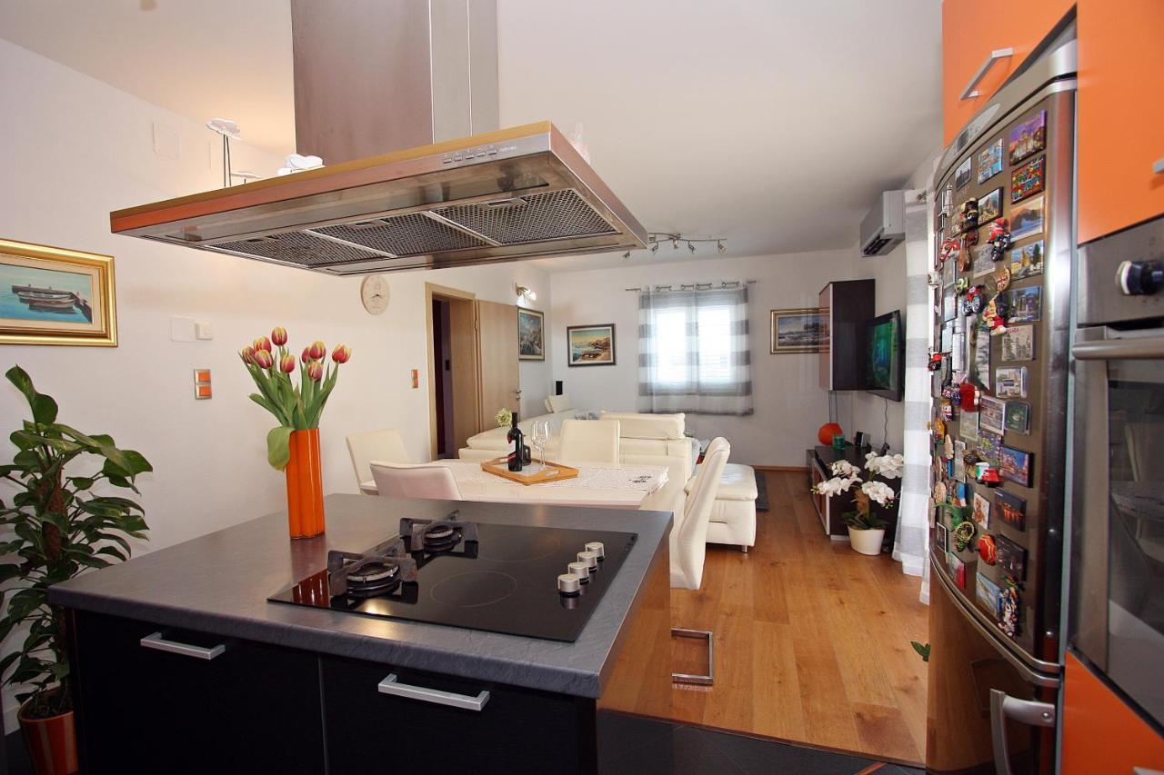 Apartment Petra Supetar Bagian luar foto