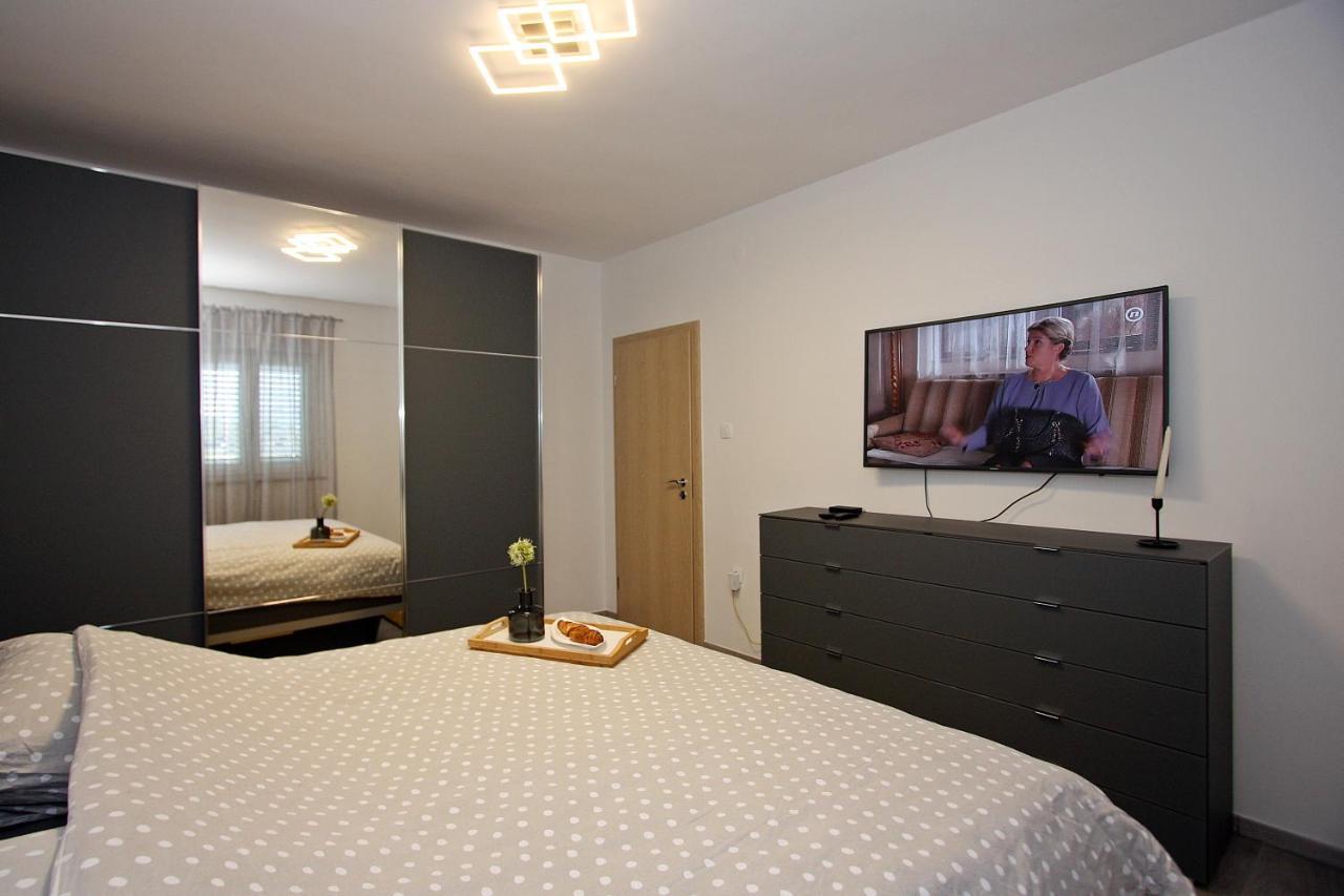 Apartment Petra Supetar Bagian luar foto